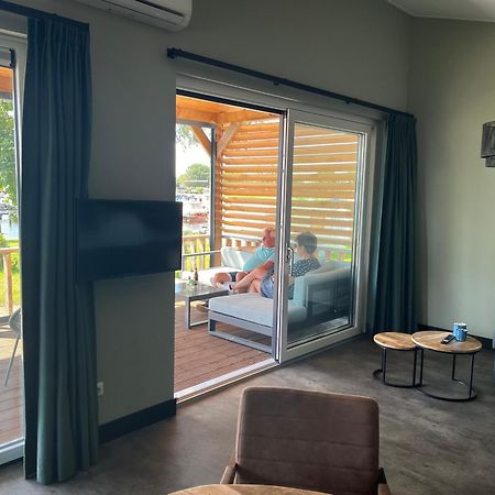 Camping Kleine Belterwijde, Wiede Lodge Met Uitzicht Over Het Water Bagian luar foto