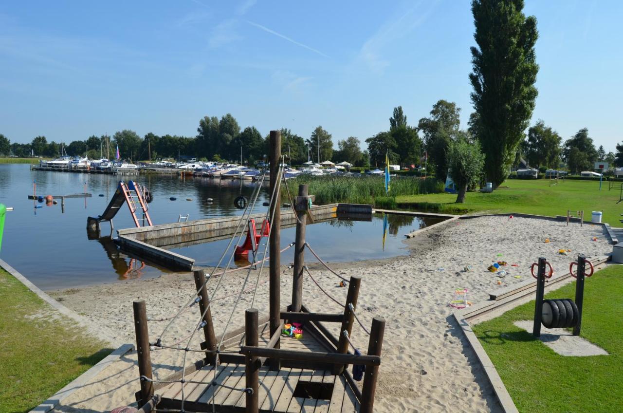 Camping Kleine Belterwijde, Wiede Lodge Met Uitzicht Over Het Water Bagian luar foto
