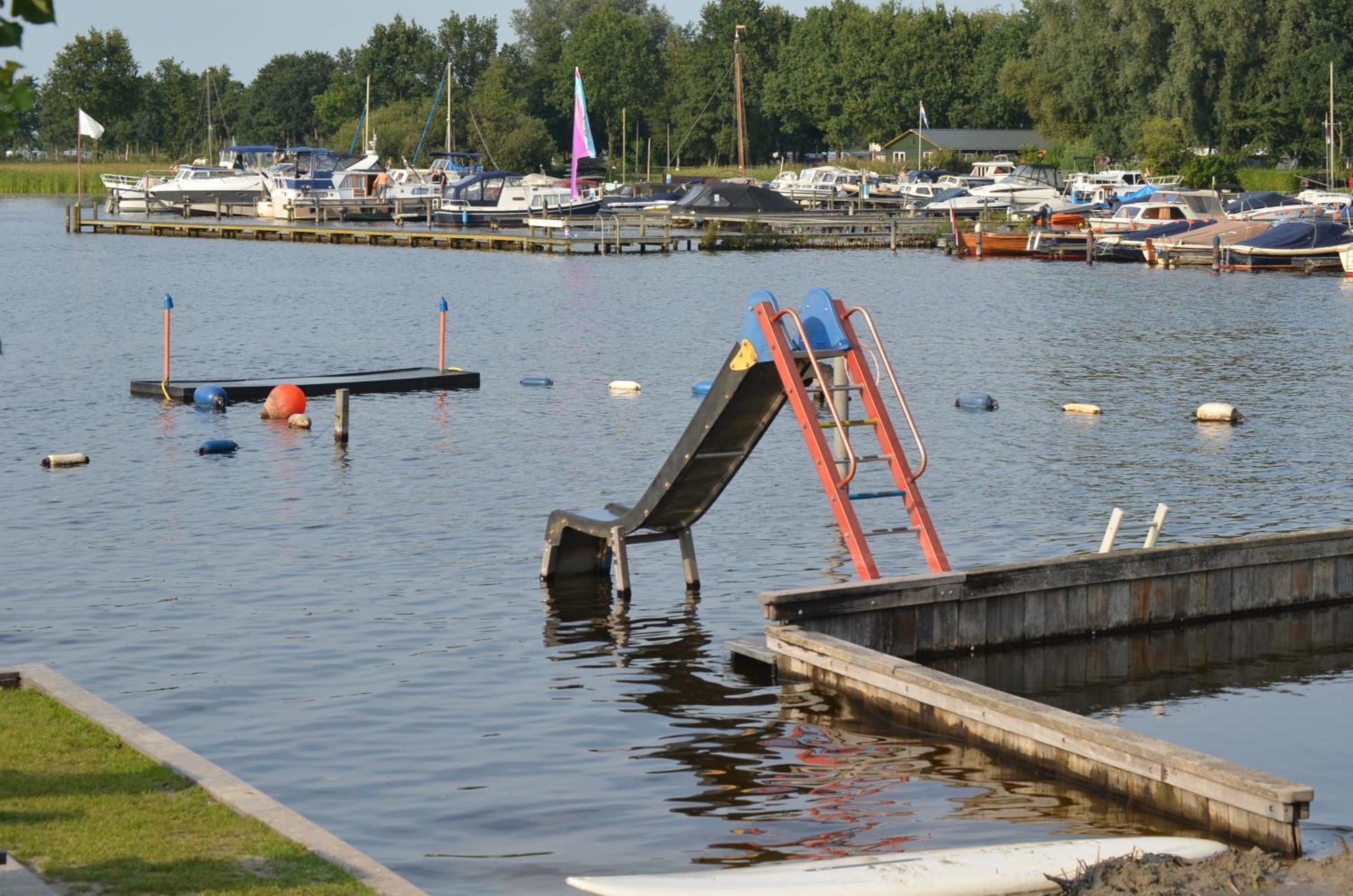 Camping Kleine Belterwijde, Wiede Lodge Met Uitzicht Over Het Water Bagian luar foto