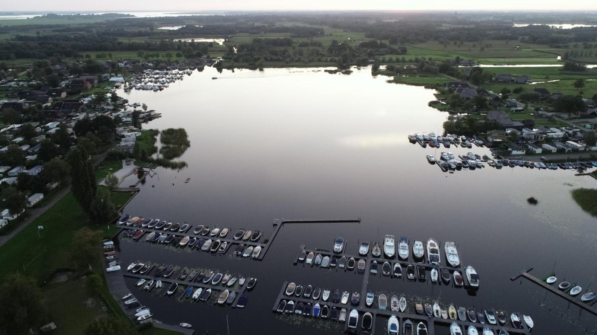 Camping Kleine Belterwijde, Wiede Lodge Met Uitzicht Over Het Water Bagian luar foto